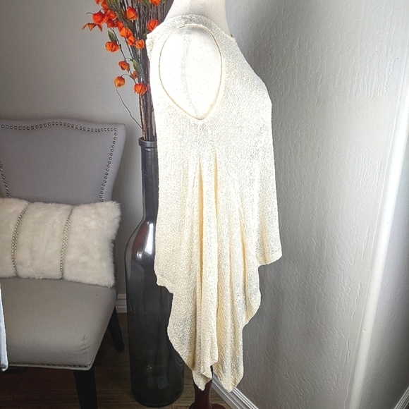 SCOOPED NECKLINE SLEEVELESS KNITTED ASYMETRIC TOP CREAM - Picture 6 of 6